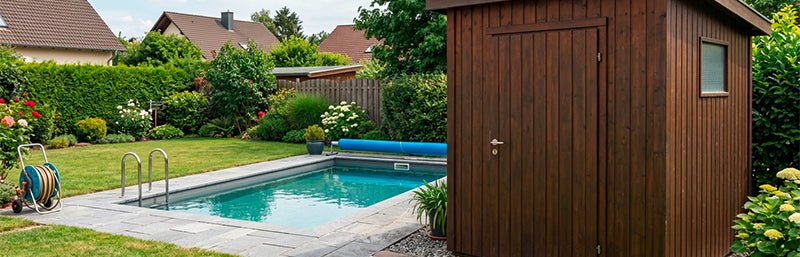 Ein Pool im Garten mit Gartenhaus