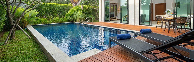 Ein eingebauter Pool in einer Gartenanlage