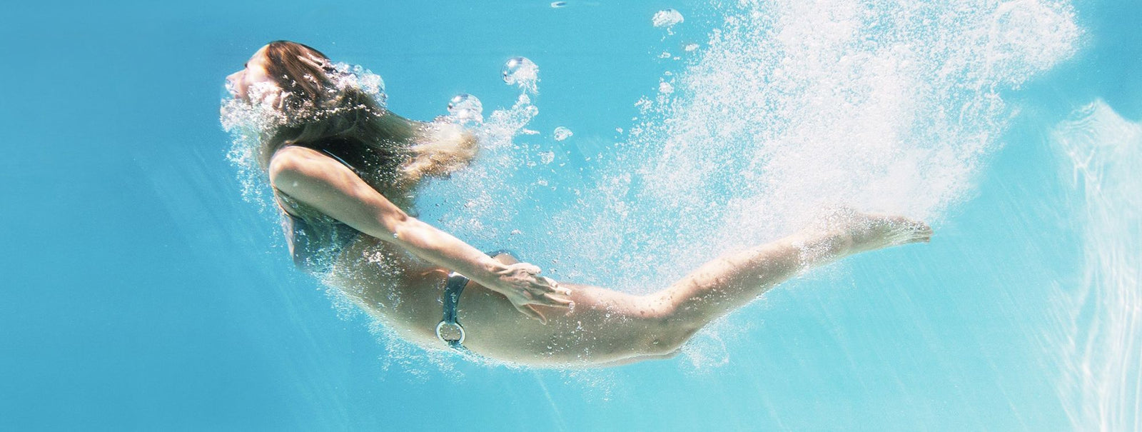 Eine Frau taucht unter Wasser