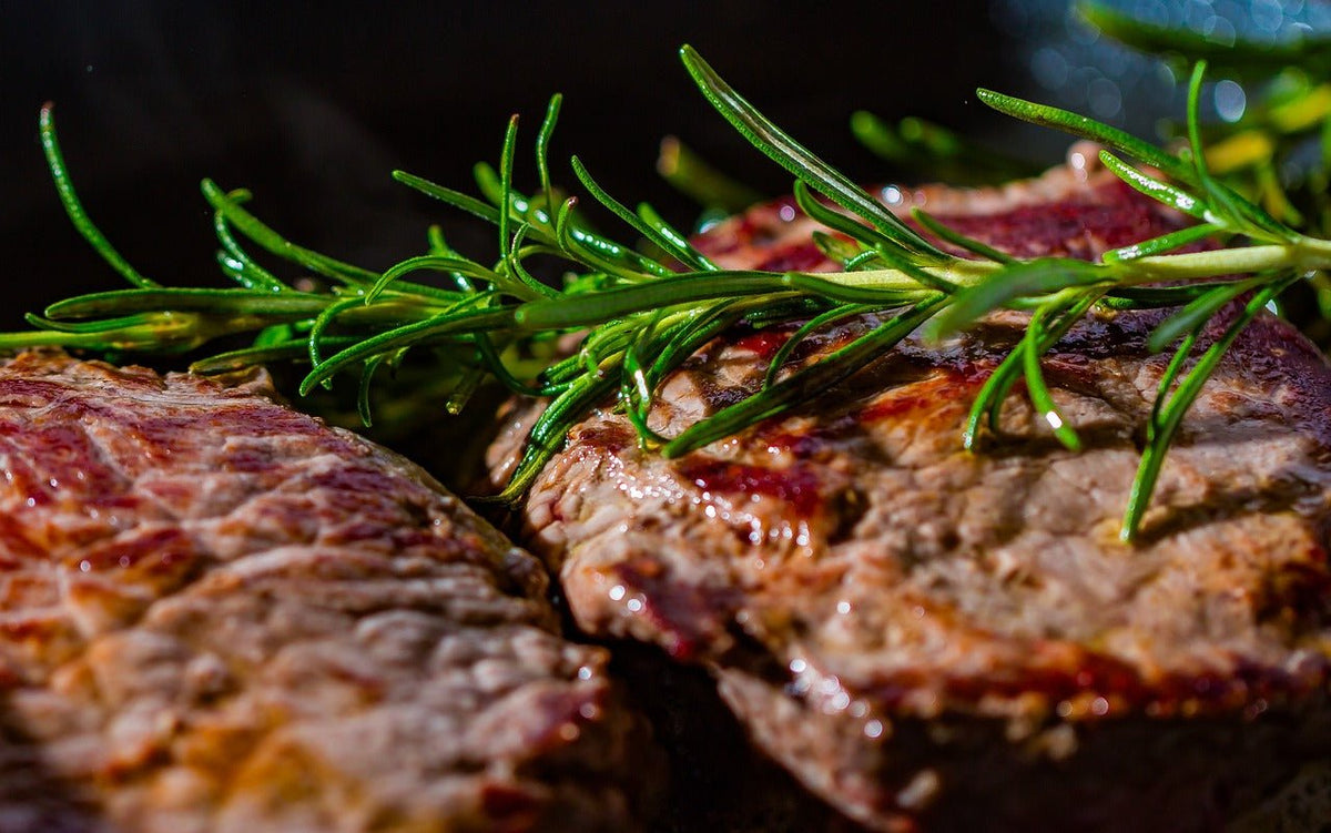 Ein Steak mit Rosmarin darauf