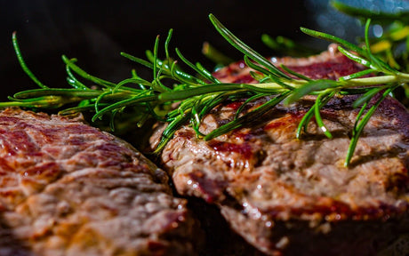 Ein Steak mit Rosmarin darauf