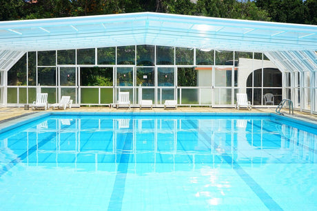 Ein leeres Schwimmbad 