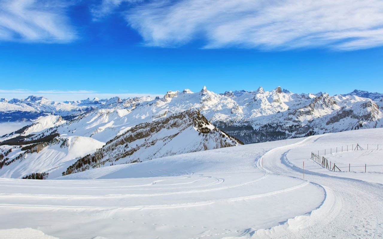 Schnee und schneebedeckte Berge.