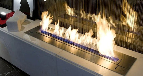 Ein Ethanolkamin brennt mit hellen Flammen