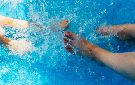 Füße im Poolwasser