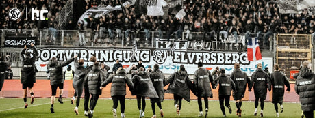 Die Fußballmannschaft SV Elversberg feiert ihren Sieg auf dem  Rasen